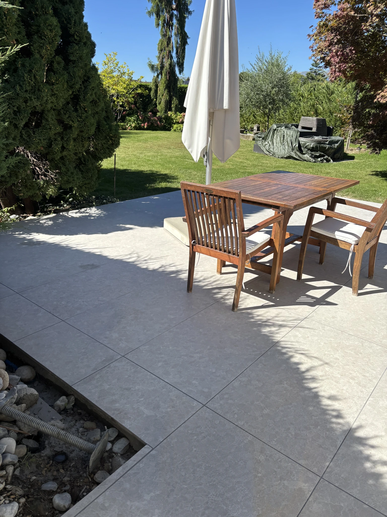 Vue de la terrasse carrelée
