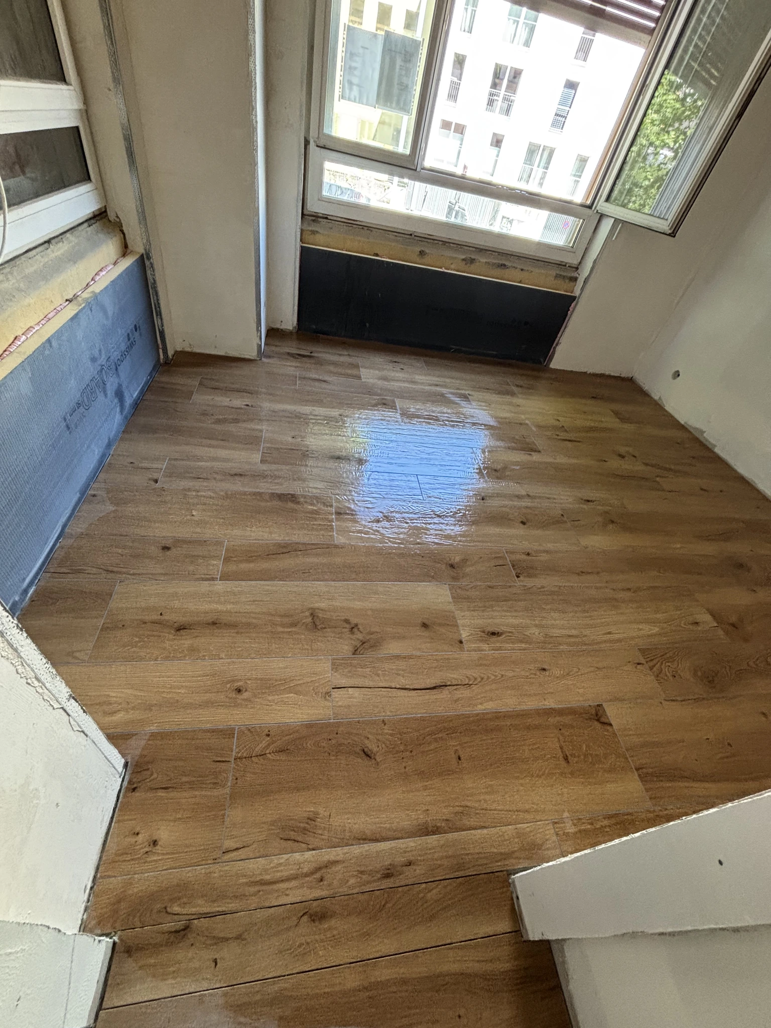 Carrelage imitation parquet posé dans la chambre nord de l’appartement